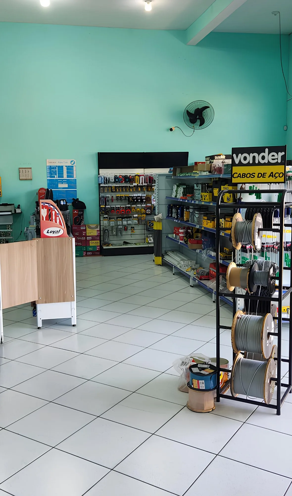 Interior da loja Oak Parafusos &ndash; vista 2
